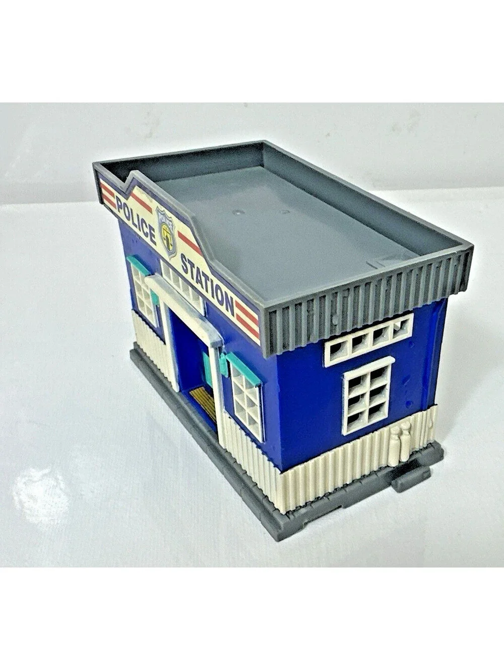 HO Scale Town Residential Lot - Vintage Walthers Rooming House & Police Station